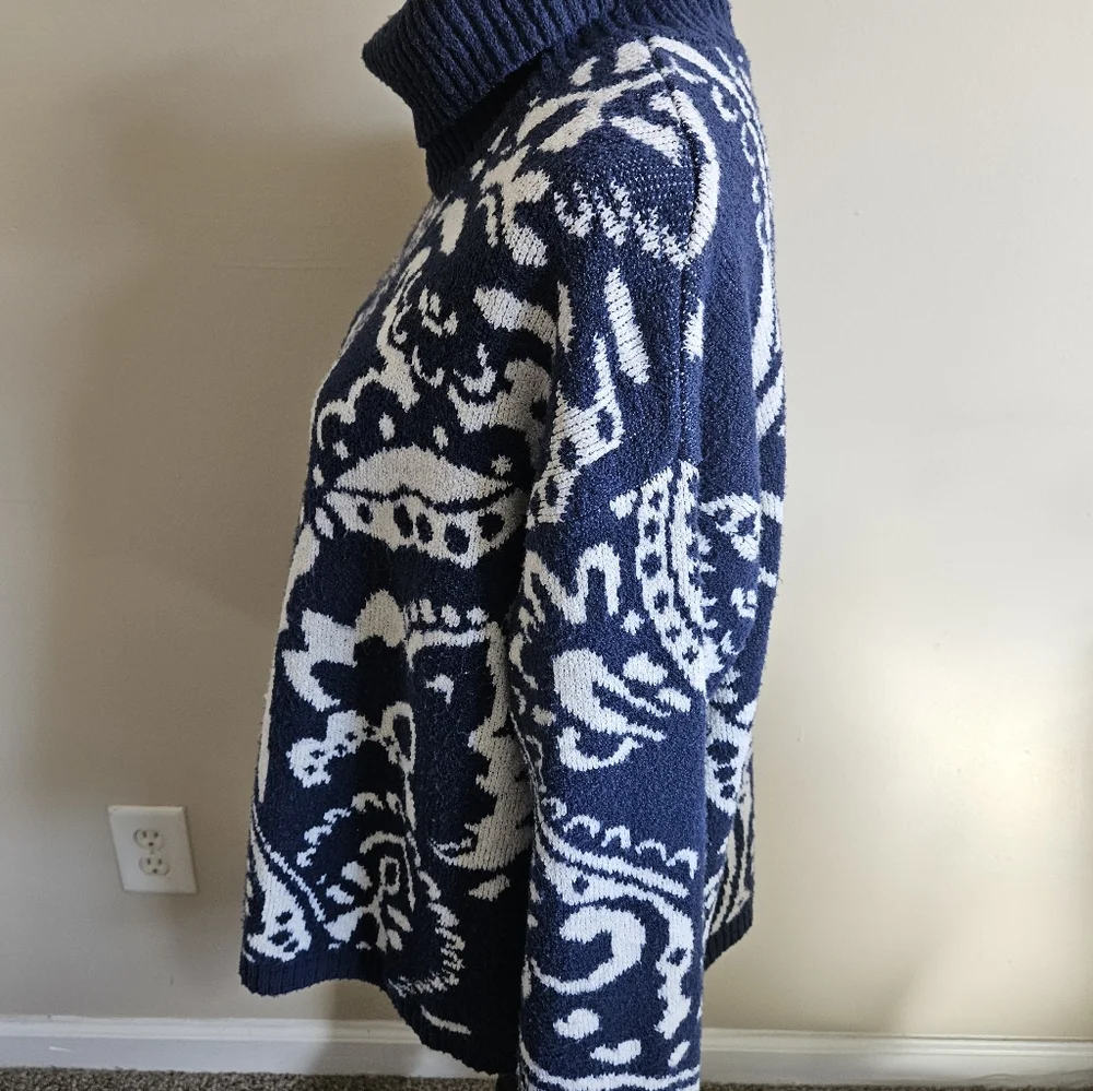 St. John Navy and White Turtleneck Sweater PXL